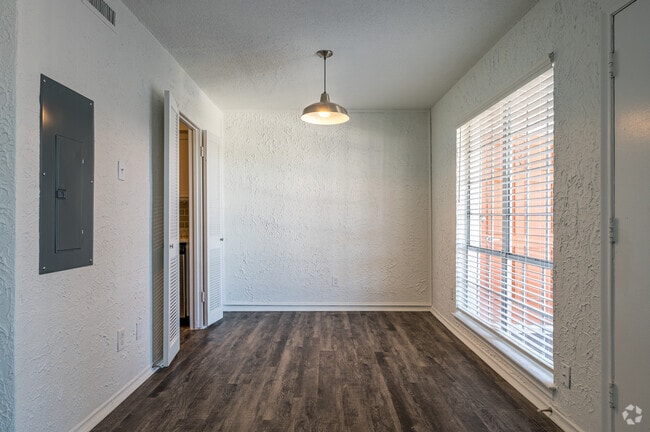 1BR, 1BA - 663SF