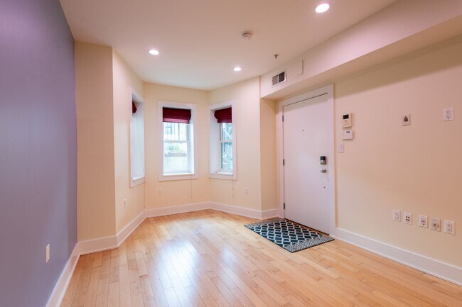 Photo - Lovely 1 BR + 1 Den/2 BA Condo in Mt Verno...