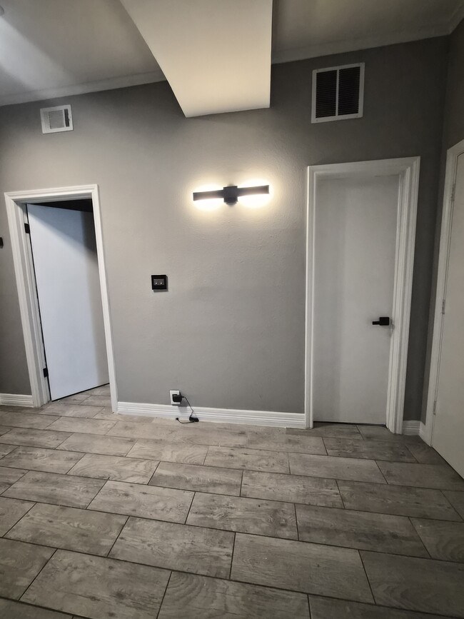 front entry way - 4040 Avondale Ave Unit 304