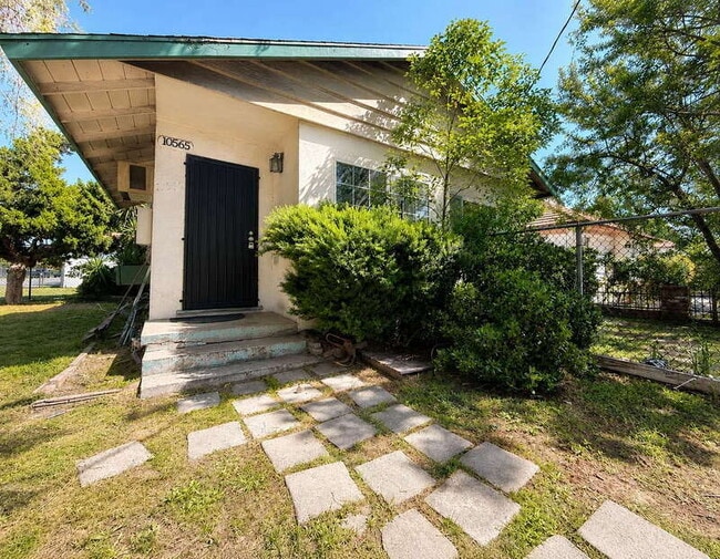 Building Photo - 10565 Camarillo St