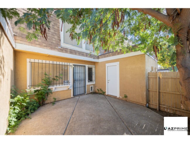 Building Photo - Stylish Townhouse Living in This Charming 2/1 tTownhouse in the Heart of Phoenix.