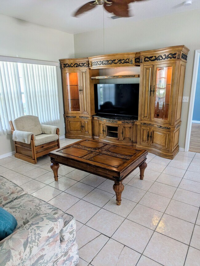 Building Photo - 1651 Red Oak Ln Unit 1651 Rental