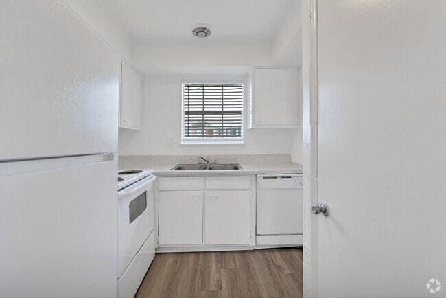 1BR, 1BA - 695SF - Kitchen