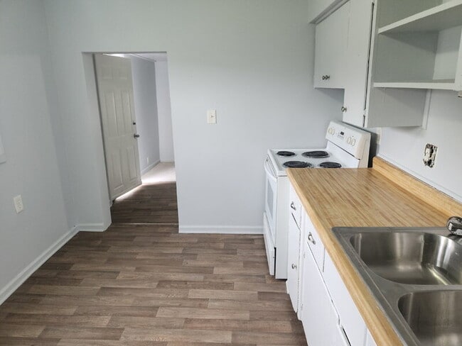 Photo - 2220 E Walnut St Unidad Apt 2