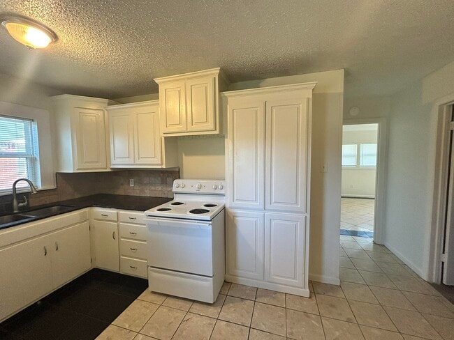 Photo - 2807 60th St