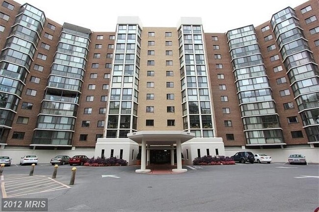 Building Photo - 15107 Interlachen Dr Unit 2-521