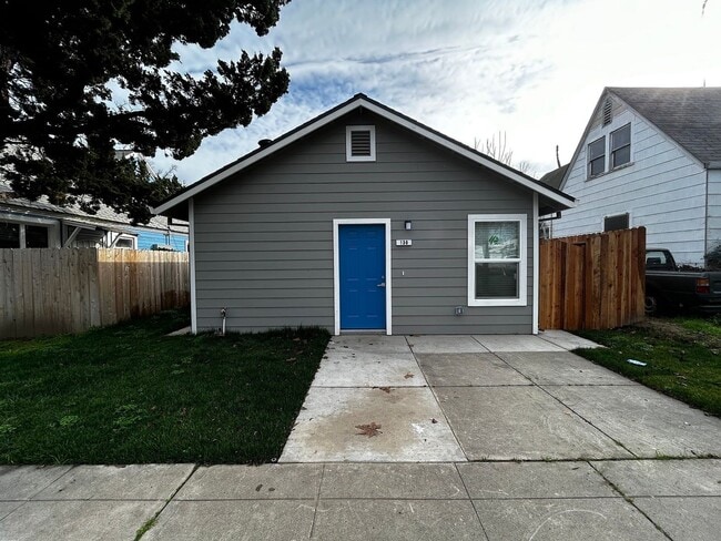 Building Photo - Coming Soon! 2 Bed/1 Bath Home