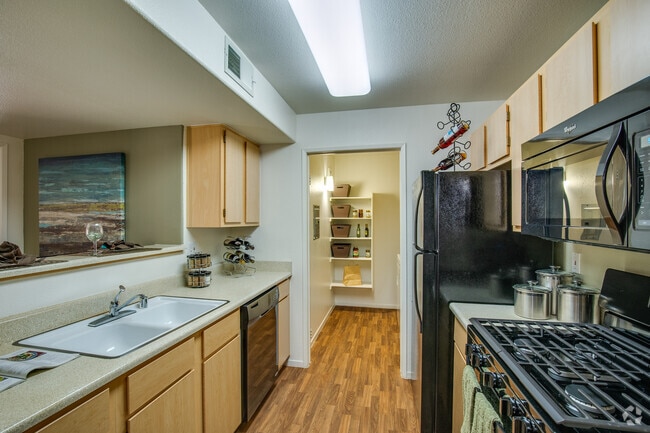 2 BR, 2 BA - 1,015 SF