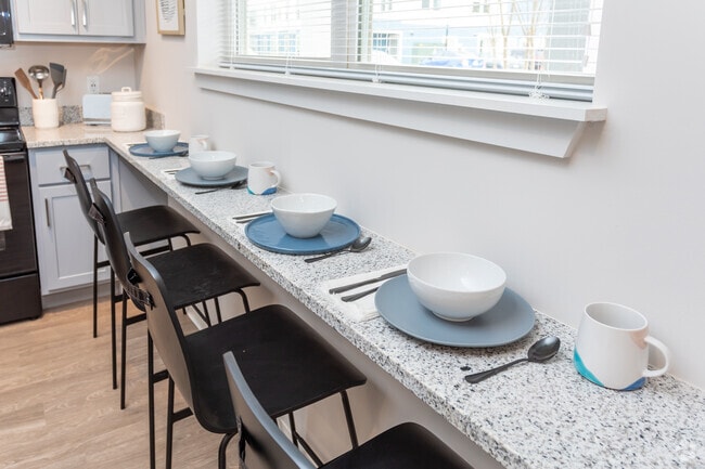 4BR, 4BA - 1630 SF 4x4 Townhome- Dining Area - Paloma Raleigh