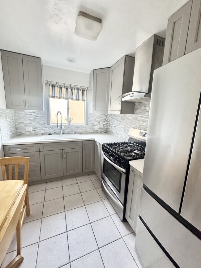 Photo - 1751 Winona Blvd Unidad 6