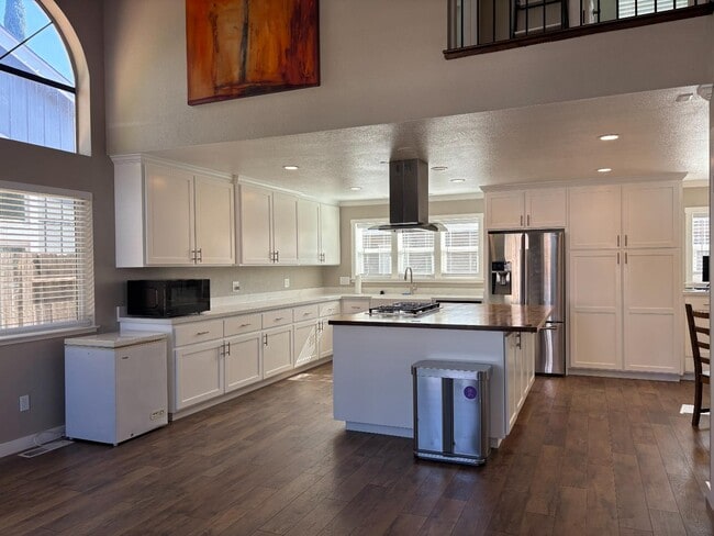 Photo - 430 Inverness Way