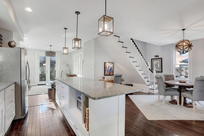 Photo - 799 S Lazelle St