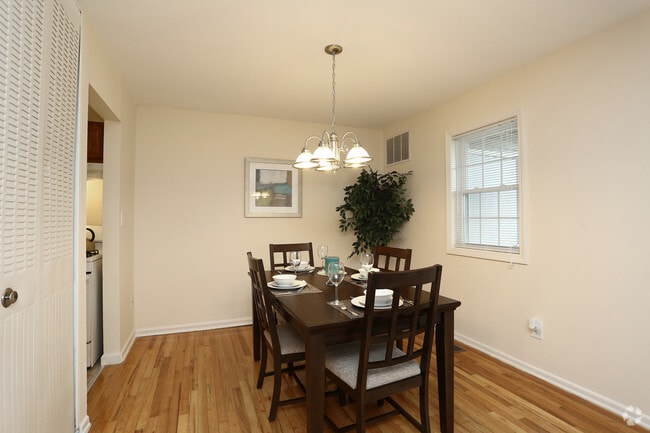 1 BD, 1BA (750sqft) - Dining Room - Milford Beach Apartments