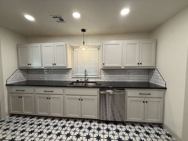 Photo - 1802 W 6th Ave