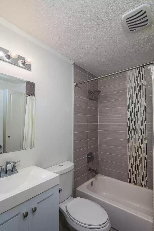 Photo - 1648 Waterhouse St