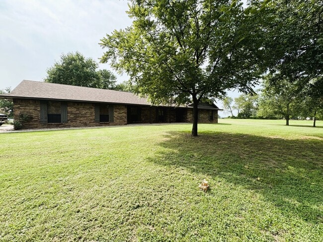 Building Photo - 4BR, 3BA over 2083 sq' & 2 car garage Rental