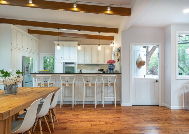 Photo - 517 W Rustic Rd