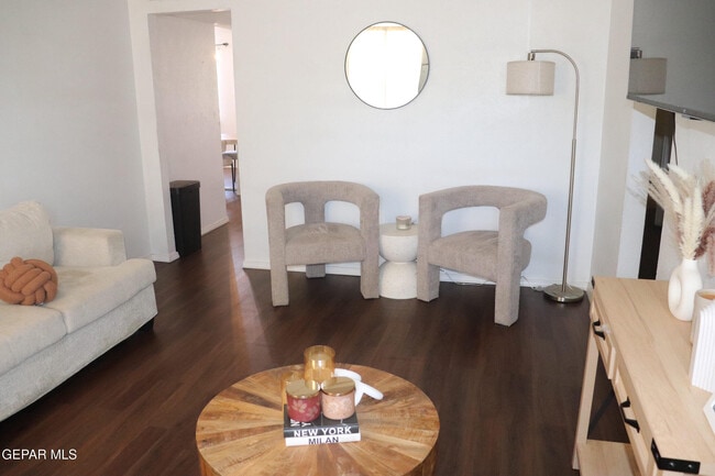 Photo - 5409 Edmonton Ave