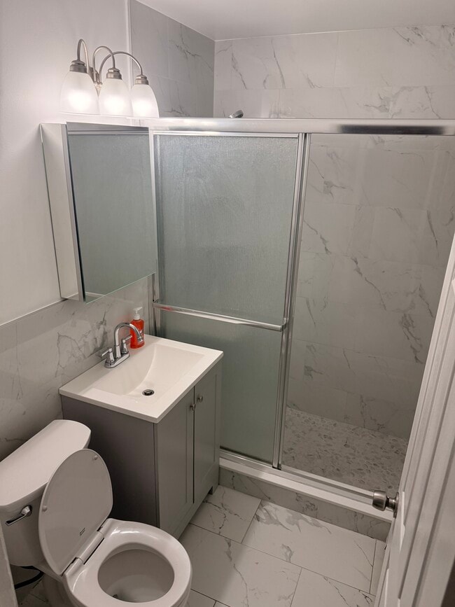 Building Photo - 76 6th Ave Unit Apt 2