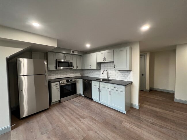 Photo - 160 Seabury St Unit 28