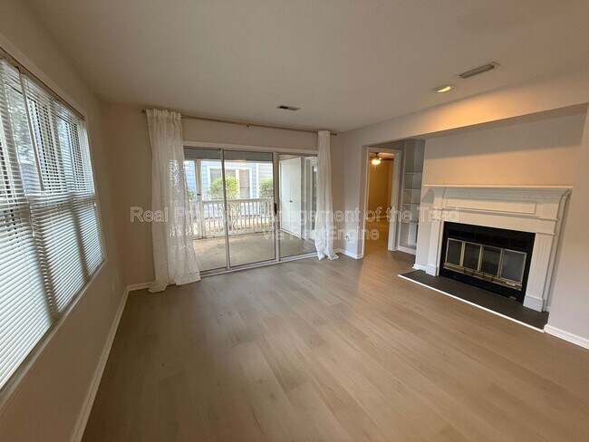 Photo - 201 Oakwood Ct