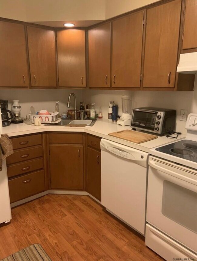 Kitchen - 10 Kensington Ct Unit 1