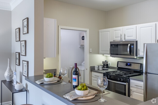 1BR, 1BA - 692SF - Kitchen - Ascend St. Charles Apartments