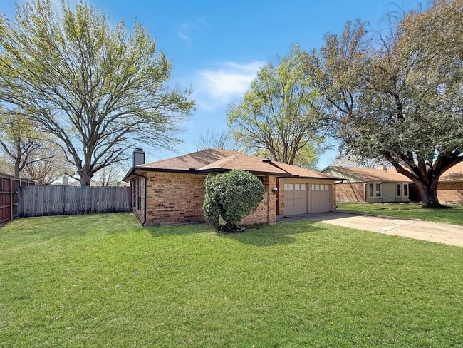 Photo - Spacious 3 Bed/ 2 Bath Home for Rent in Fort Worth