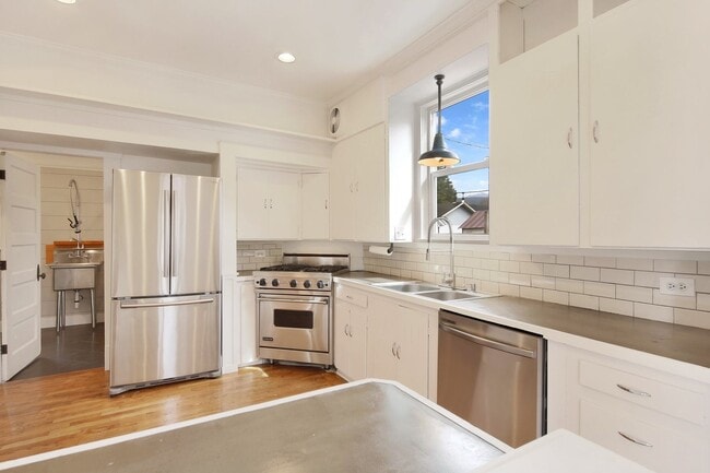 425 Nelson St Unit 1