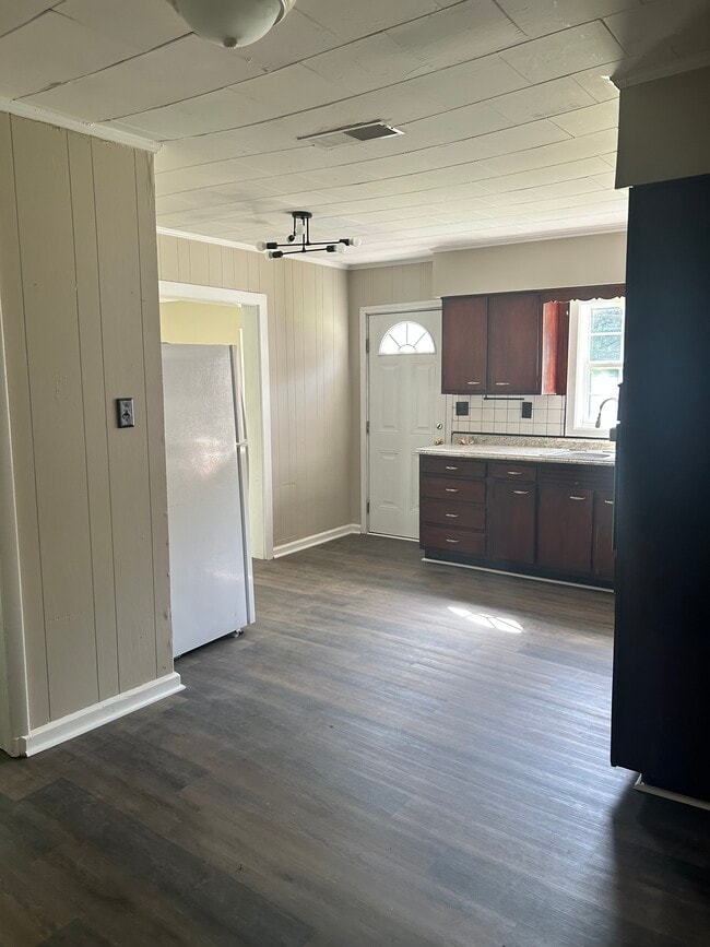 Photo - 2083 Broad St