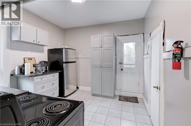 Photo - 285 Hess St S