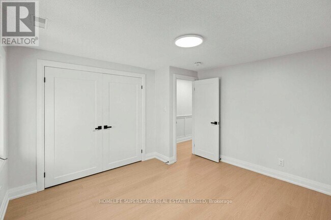 Photo - 855 Garth St