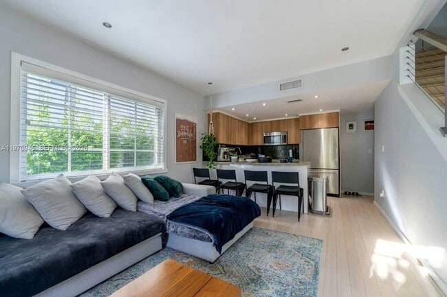 Photo - 1061 Michigan Ave Unit 4