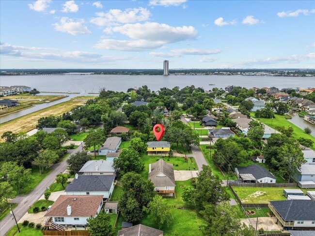 310 Lakeside Dr