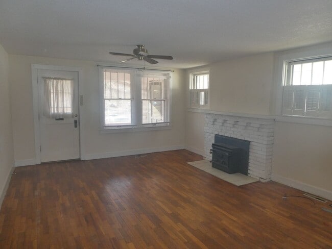 Photo - 2 bed/1 bath house walking distance to Cam...