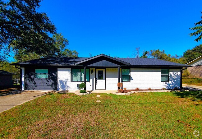 Building Photo - Beautifully Remodeled 3 Bedroom, 2 Bathroo... Rental