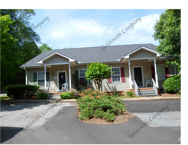 Building Photo - 215A Hillandale Rd Rental