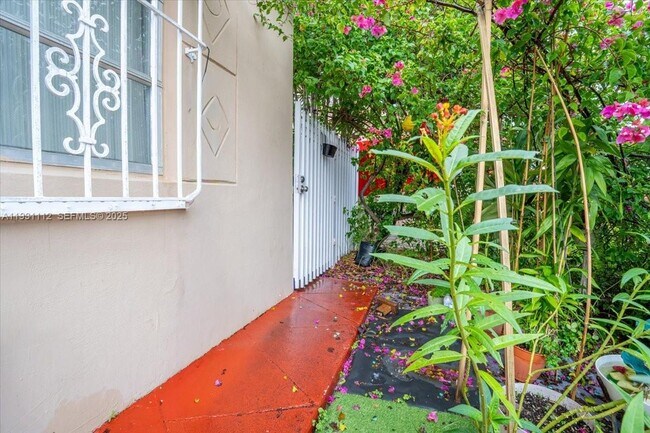 Photo - 317 W 36th St Unit 2