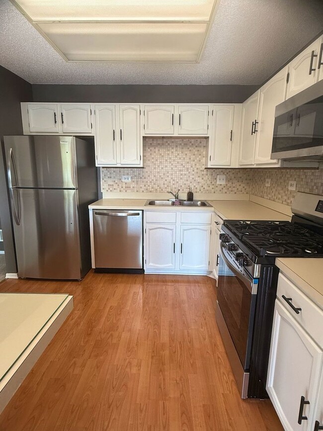 Photo - 5S565 Paxton Dr Unidad H