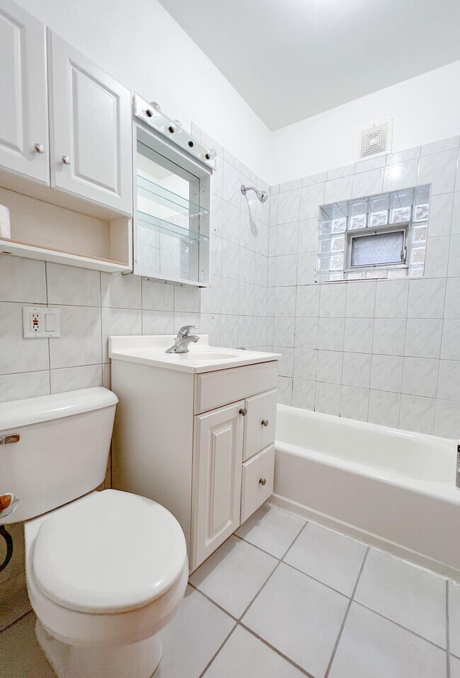 Washroom - 6042 W Miami Ave Unit 1st