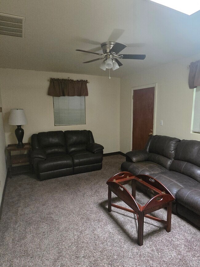 LIVING ROOM....WALL TO WALL CARPET...LEATHER RECLINING COUCH AND LOVESEAT....SKYLIGHT!!! - 1216 University Ave Apartamentos Unidad #3