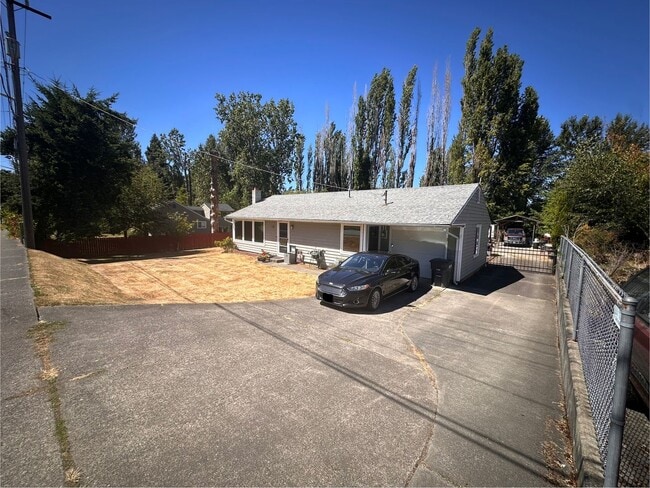 Building Photo - Cozy & Convenient 2-Bedroom Home with Larg...