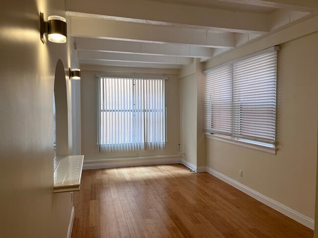 Building Photo - 3005 Main St Unit 101