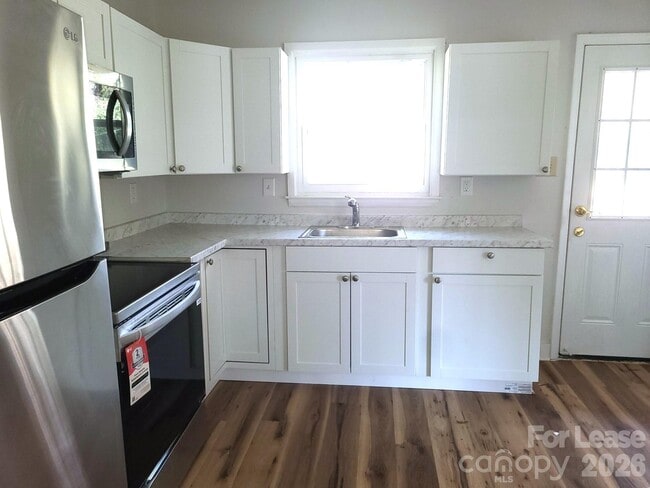 Photo - 711 E John St