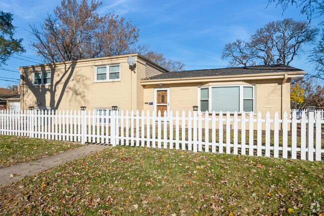 Building Photo - 701 Leclaire Ave Rental