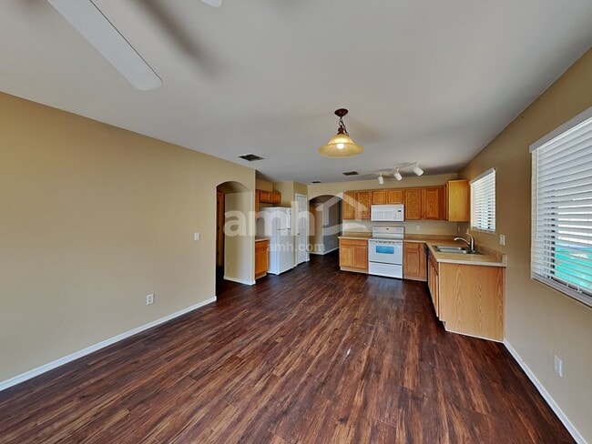 655 W Cholla Crest Dr