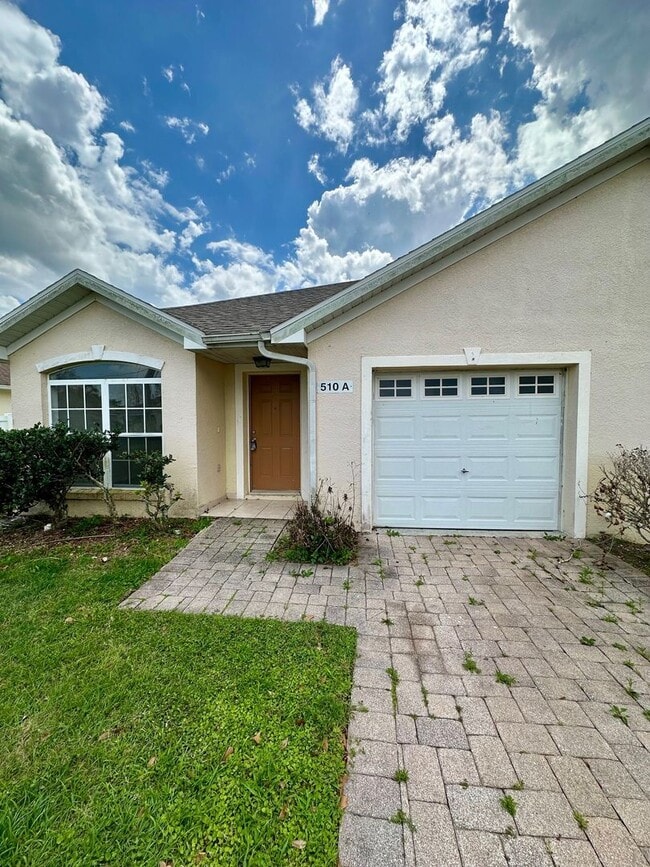 Building Photo - NEWLY RENOVATED Duplex available NOW!