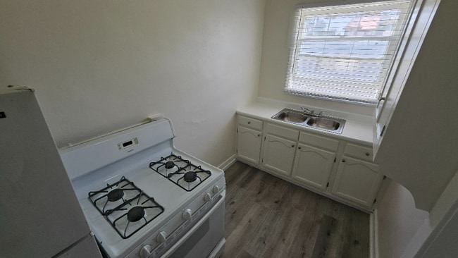 Building Photo - 815 S Lake St Rental