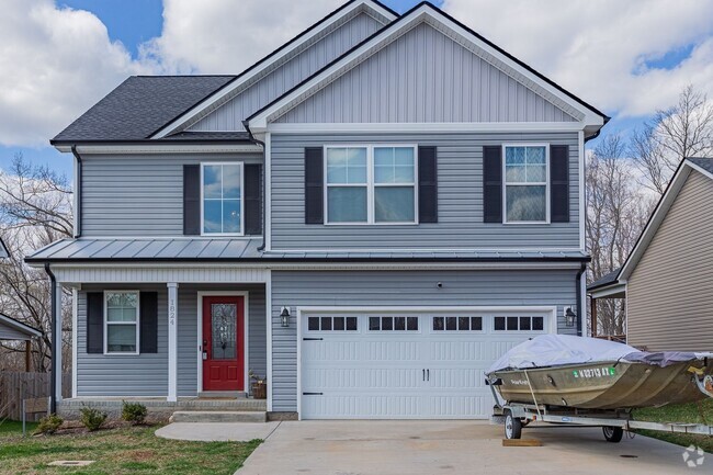 Building Photo - Pet Friendly Three Bedroom! Rental