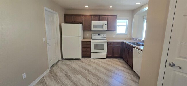 Photo - 2577 Lindewood St